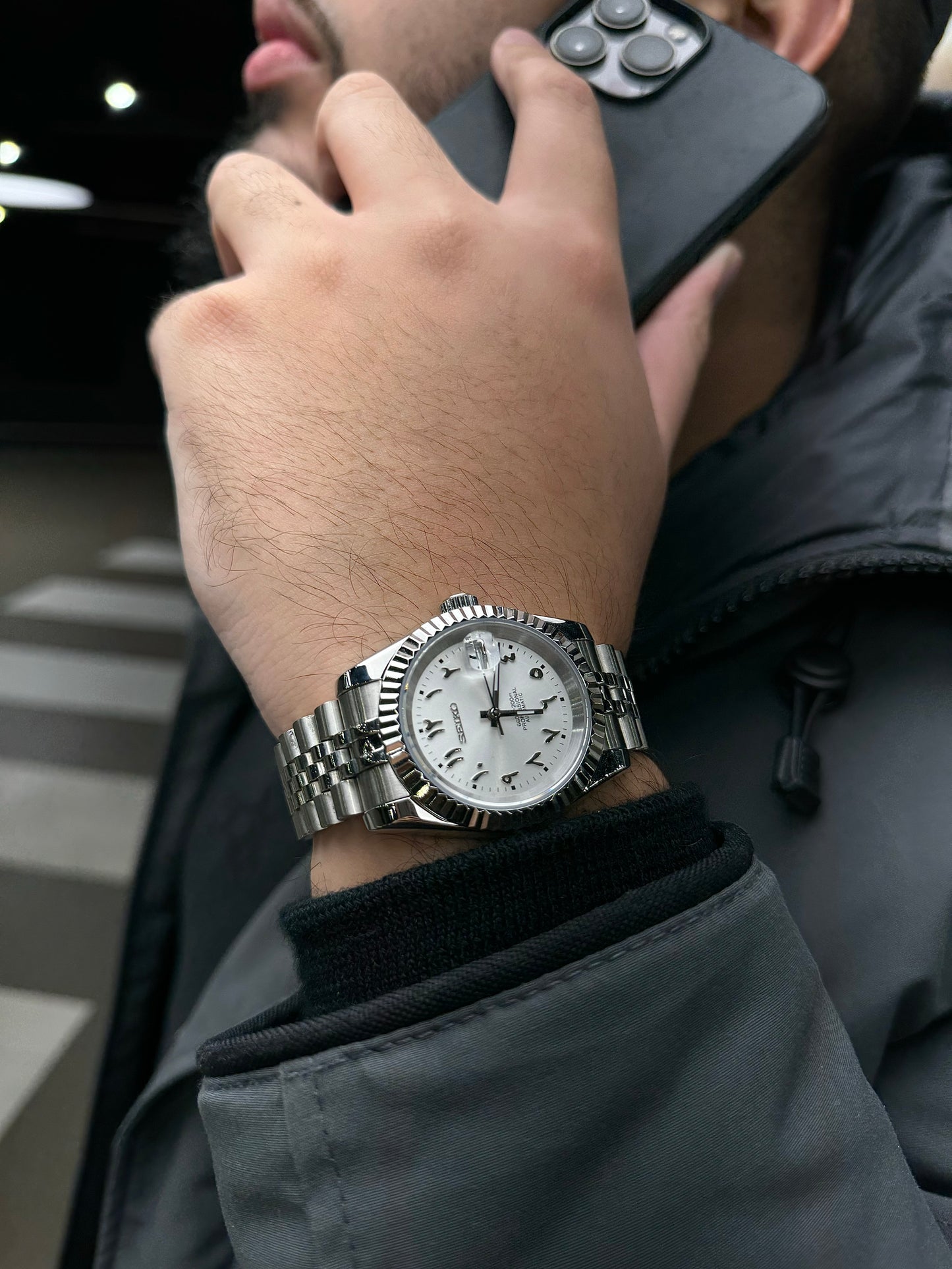 Weißes arabisches Zifferblatt