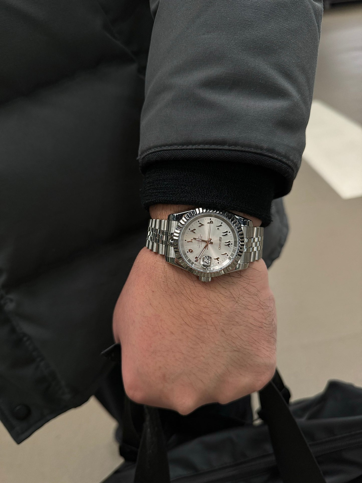 Weißes arabisches Zifferblatt