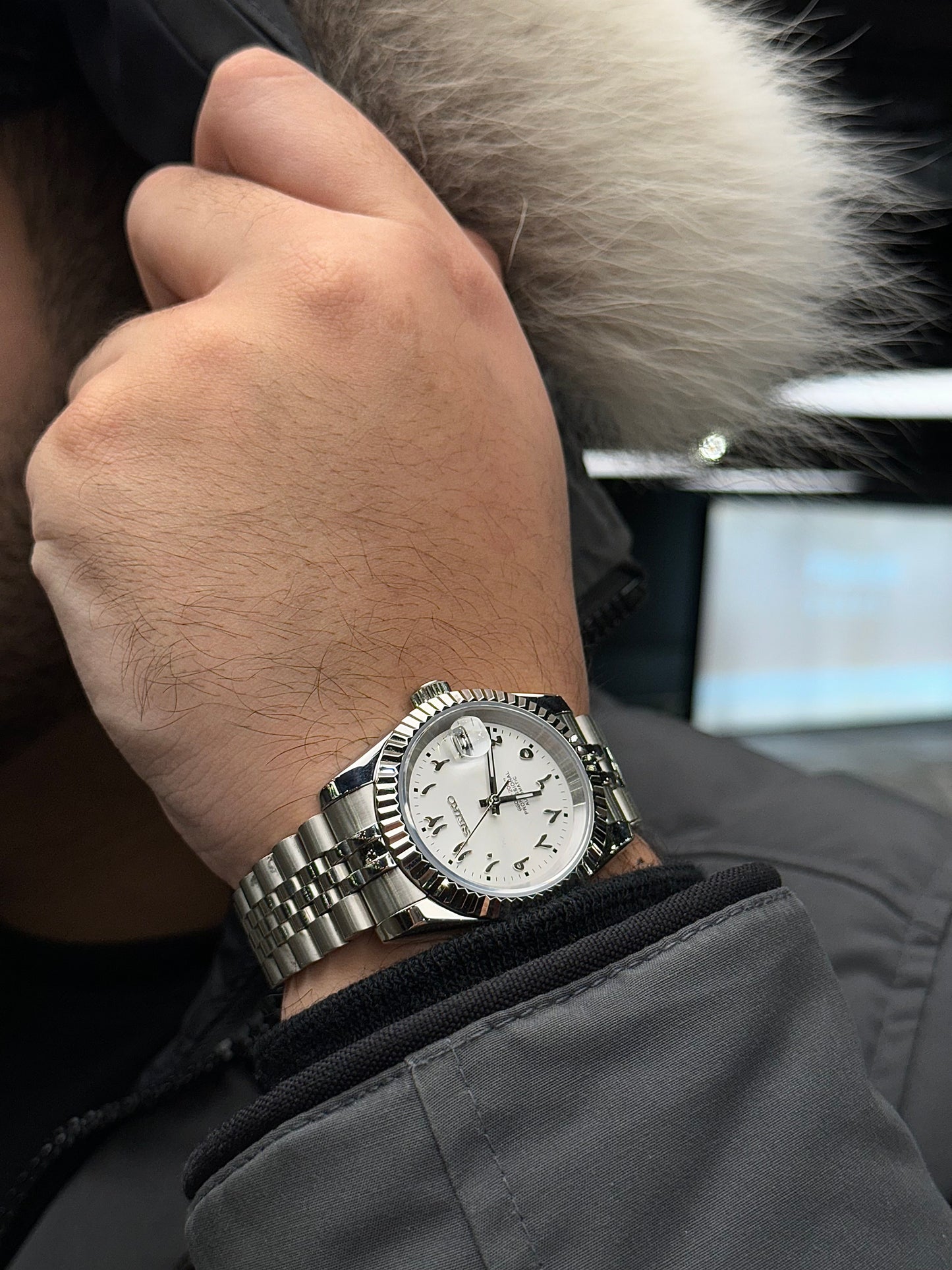 Weißes arabisches Zifferblatt